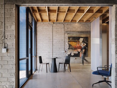 JR07 Hype Studio - FOYER
