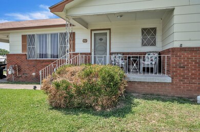 1302 W Gentry St, Henryetta, OK 74437 - photo 2