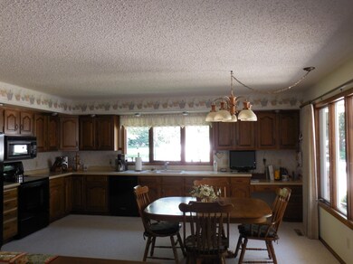 large family kitchen w/dining area