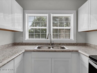 329 E Hillcrest - 7