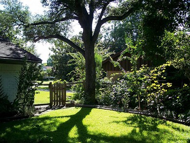 Little closer view of the side gate.