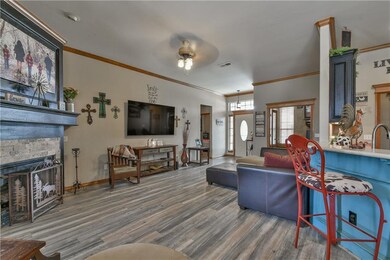 2633 SE 10th St, Moore, OK 73160 - photo 5