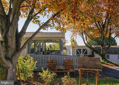 403 W Cedar St, Palmyra, PA 17078 - photo 2