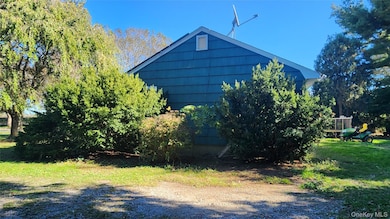 725 Peconic Ln, Peconic, NY 11958 - photo 2