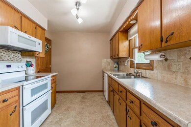 3301 Iris Ave NW, Cedar Rapids, IA 52405 - photo 7