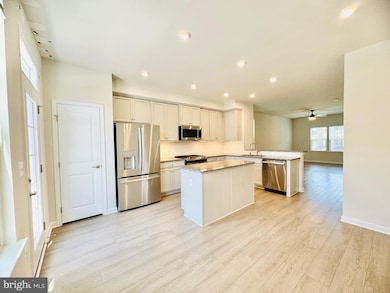 18374 Reaper Hill Ct, Triangle, VA 22172 - photo 3