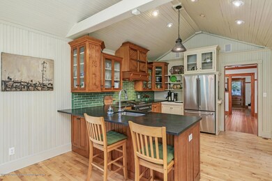 Eat-in Kitchen