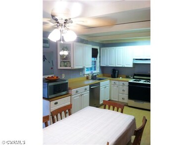 Cafeteria/Kitchen - Eat in Kitchen with French doo