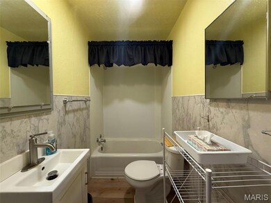 1224 W Jefferson St, Vandalia, IL 62471 - photo 6