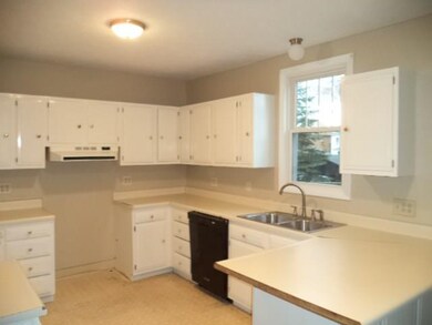Kitchen - plenty of counter and cabinet space