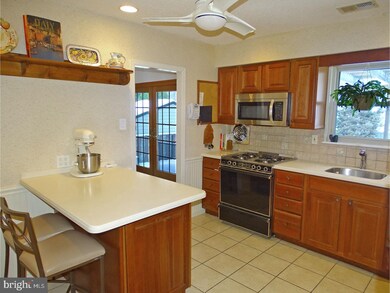 835 Strawberry Ln, Langhorne, PA 19047 - photo 6