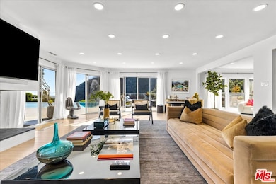 1650 Clear View Dr, Beverly Hills, CA 90210 - photo 3