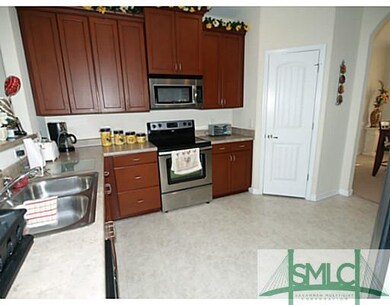 Kitchen. plemty of counter and cabinet space in th