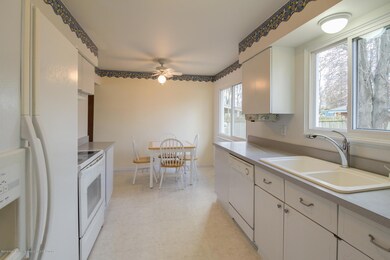 3006 Quincy Ln, Lansing, MI 48910 - photo 6