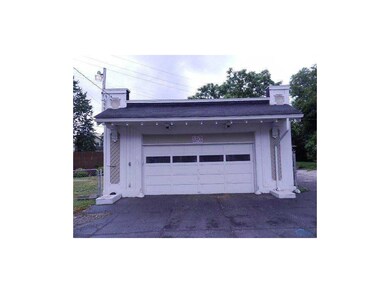 Detached Garage.