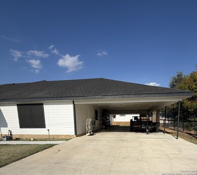 1116 S 2nd St, Floresville, TX 78114 - photo 3