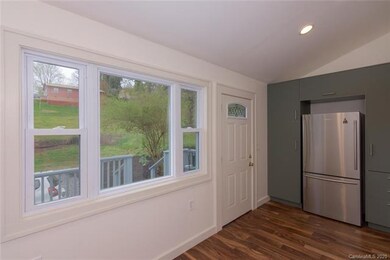 Breakfast Nook off the kitchen could be an office!!!