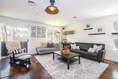008-Living_Room-3965997-medium
