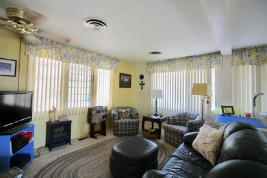 ISpacious LivingroomMG_5336