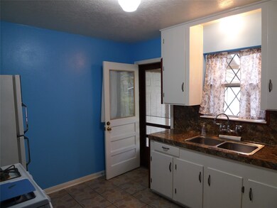 405 Twin Oaks St, Houston, TX 77076 - photo 7