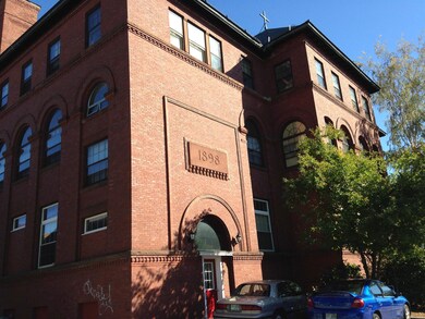 521 Pine St unit 309, Manchester, NH 03104 - photo 4