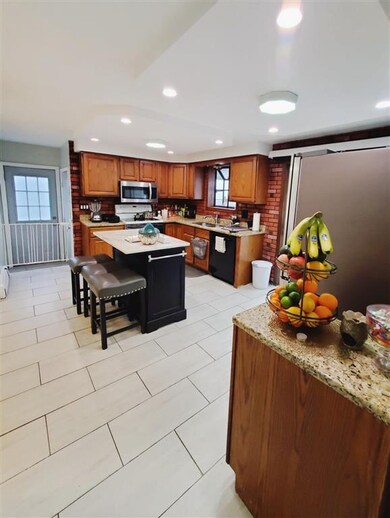 141 Hoyt St, Manchester, NH 03103 - photo 4