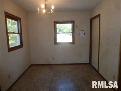 635 S Elm St, Lincoln, IL 62656 - photo 7