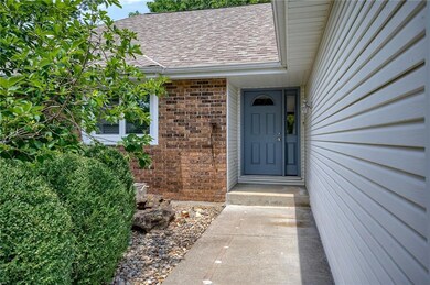 910 SW Georgetown Dr, Lees Summit, MO 64082 - photo 2