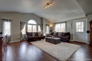 Living Room W/Lots Of Windows