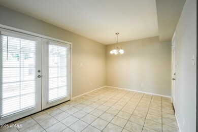 005-photo-dining-room-10863513