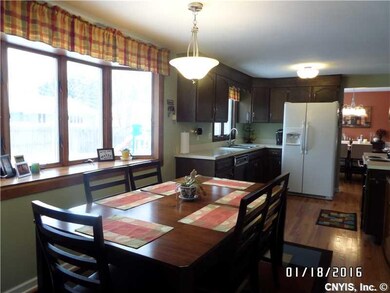 Kitchen How bright and cheerful, large eat in area