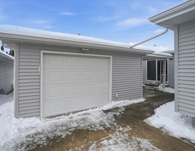 102 Jahnke Ave, Waverly, IA 50677 - photo 3