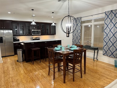 Dining Area & Breakfast Bar