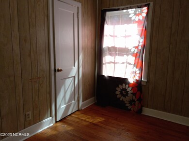 104 S Cypress Street bed 1 20230319