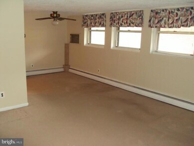 Riddle Glen unit E4, Media, PA 19063 - photo 2