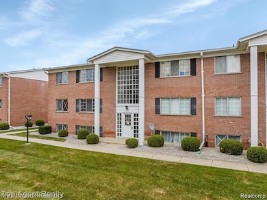 8251 Denwood Dr unit G1, Sterling Heights, MI 48312 - photo 3