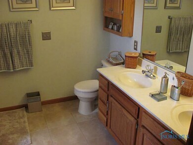Master Bath/Spa. Separate Tub and Shower