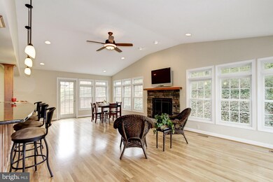 9521 Jomar Dr, Fairfax, VA 22032 - photo 4