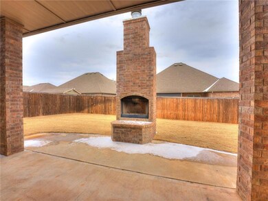 1004 Lindsey Ln, Moore, OK 73160 - photo 4