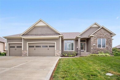 Desirable Ranch/Reverse in Park Ridge. Neutral Ton
