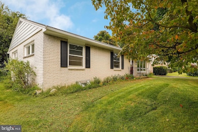 17930 Oak Ridge Dr, Hagerstown, MD 21740 - photo 3