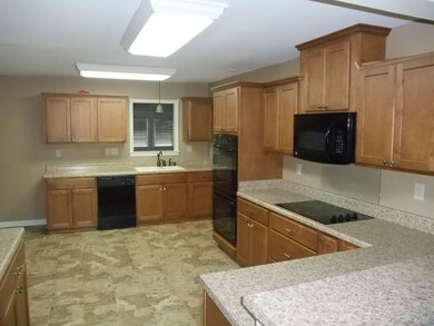 Huge Kitchen with microwave, double ovens, smooth 