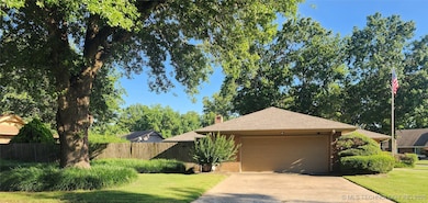Garage is located on the north side