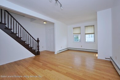 (4) LIVING ROOM