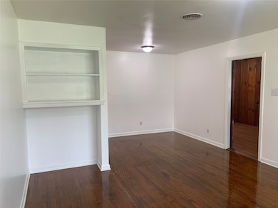 1507 W Blum St, Alvin, TX 77511 - photo 3