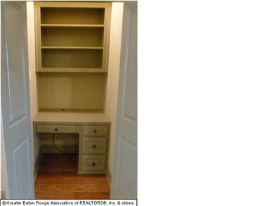 The computer area is conveniently located in the l