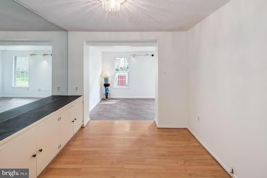 10112 Walnut Wood Ct, Burke, VA 22015 - photo 5