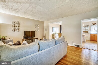 811 N Chapel Gate Ln, Baltimore, MD 21229 - photo 3