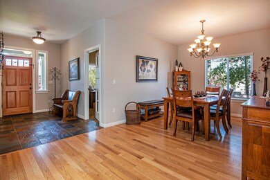 1944 NE Purser Ln Bend OR Entry/Dining