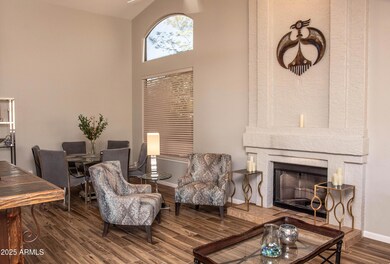 COSY GAS FIREPLACE & VAULTED CEILINGS
